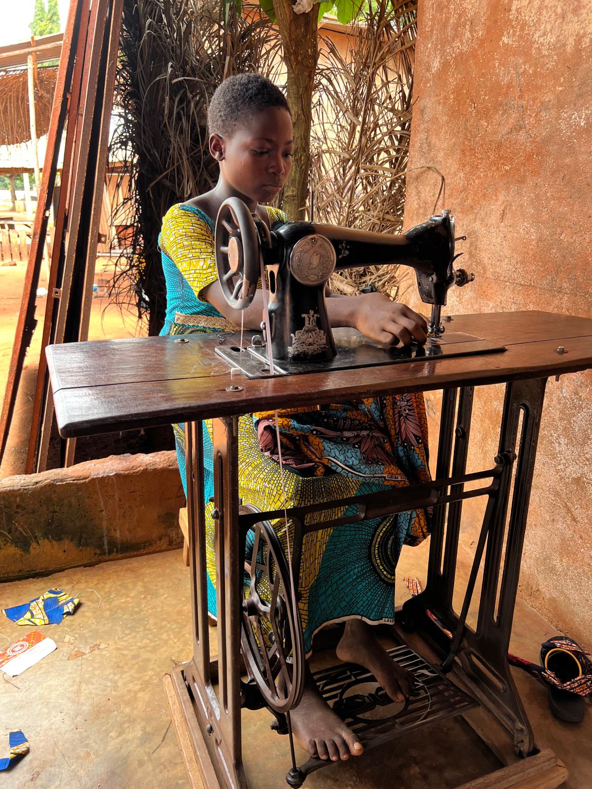 young apprentice seamstress Possotomè